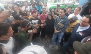 Anies Baswedan menikmati nyanyian pengamen di Bogor