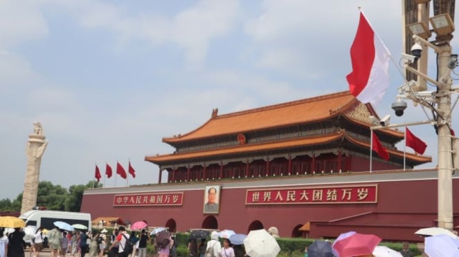 Bendera Merah-Putih berkibar di Istana Kota Terlarang dan Lapangan Tiananmen, Beijing.